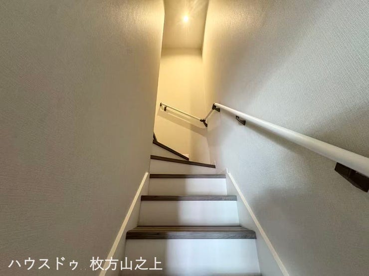 手すり付き階段を採用し、小さなお子様やご年配の方にも配慮した設計です。