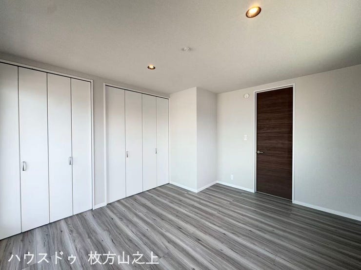 大容量のクローゼットを備え、衣類や荷物もすっきり収納できます。