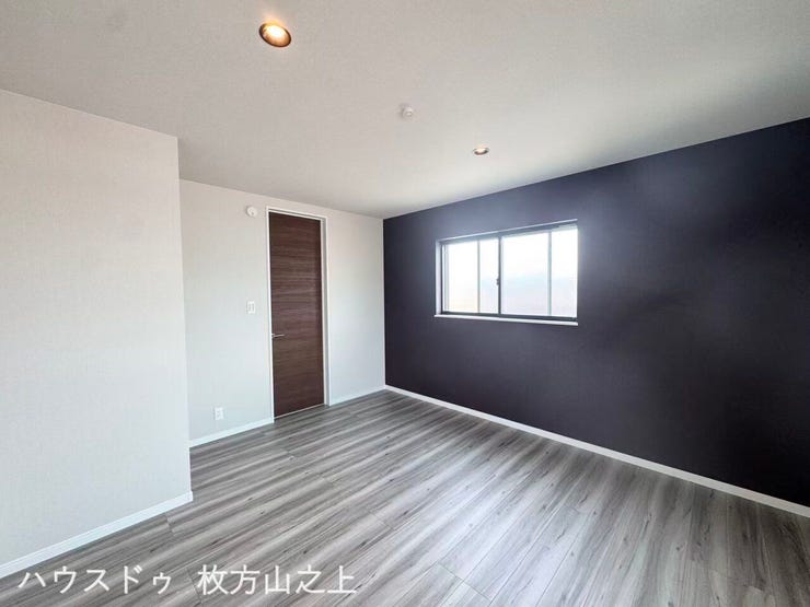 シックなアクセントクロスを採用した、上質感のある洋室です。