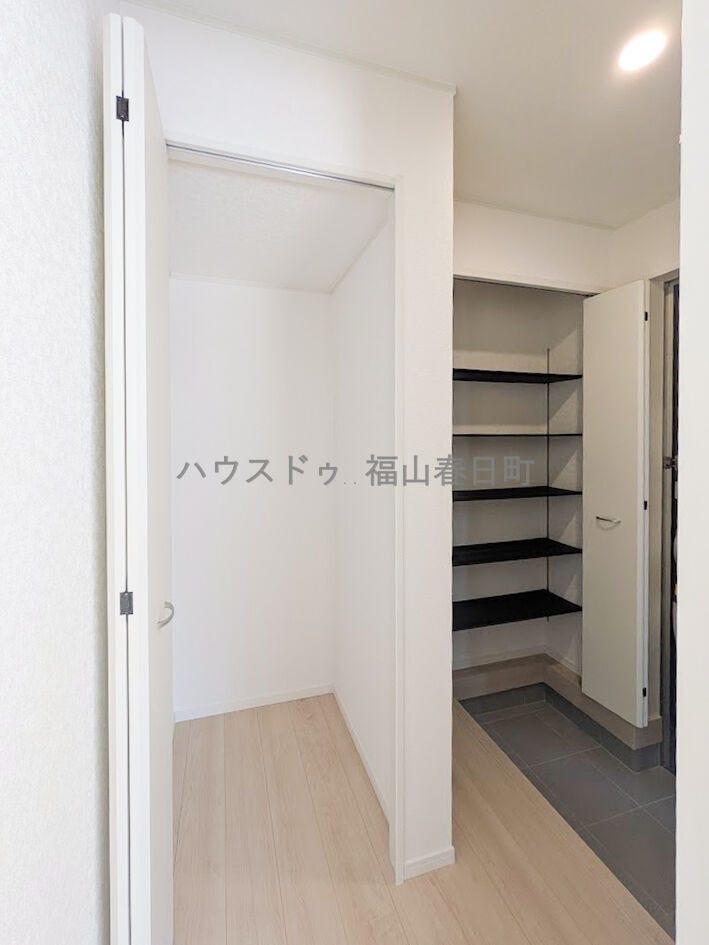 シューズボックスとは別に玄関収納を完備。外遊び道具や掃除用品もすっきり片付き、玄関まわりをきれいに保てます。
