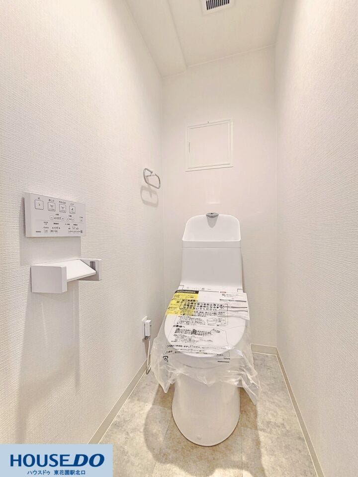 白を基調とした清潔感のあるトイレ空間です☆家計に優しい節水タイプの温水洗浄便座を採用しています!上部にはトイレットペーパーなどをストックできる便利な吊り戸棚を完備しています♪
