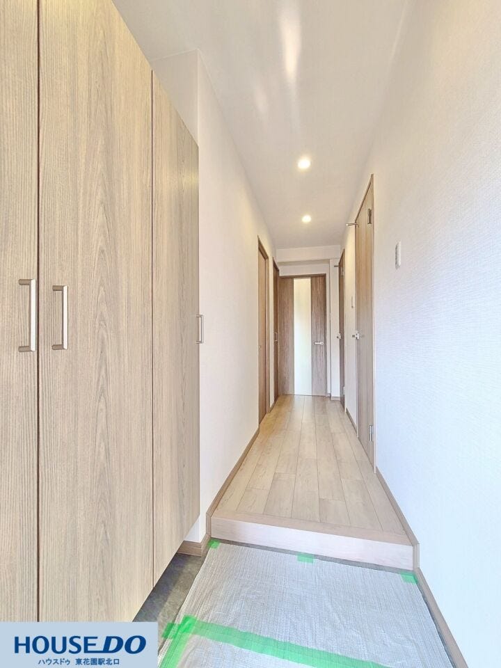 温かみのある木目調の建具とフローリングで統一された綺麗な廊下です♪明るい雰囲気が広がり、各居室への動線もスムーズで暮らしやすさを考慮した設計となっています!