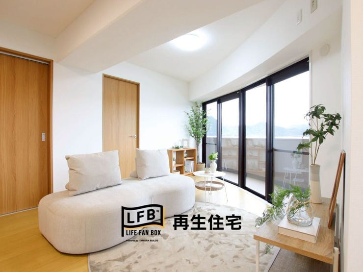大きな開口部から差し込む自然光が心地よいリビング。バルコニーへ続く開放的な空間は、お気に入りのインテリアが映える、暮らしのメインステージです。