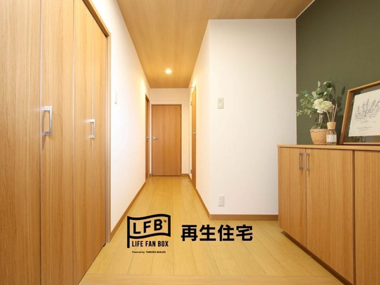 散らかりがちな玄関もスッキリ。カウンターの上には、お気に入りの雑貨や植物を飾って彩りをプラスできます。