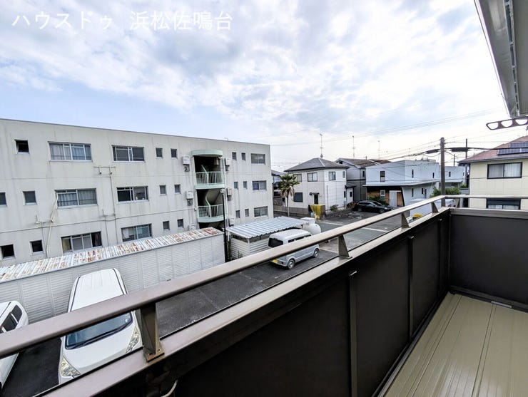 南面バルコニーの眺望。南側建物は離れておりますので陽当りの影響は無いと存じます。