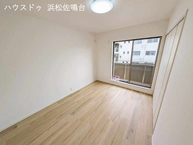 2階東南洋室※クロス・床・収納建具・照明器具リフォーム済み!