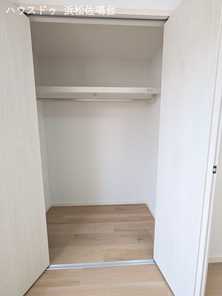 クローゼットの建具(扉)や内部棚・パイプまで新調しており、気持ちよく使えますね!