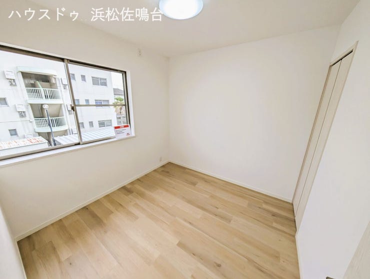 2階西南洋室※クロス・床・収納建具・照明器具リフォーム済み!