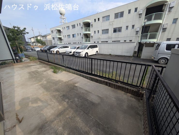 南庭全景。隣地は賃貸マンションの駐車場となりますので、日照の影響はありません。お庭はコンクリート仕上げとなっており、草刈しなくていいのが嬉しいですね(^-^)