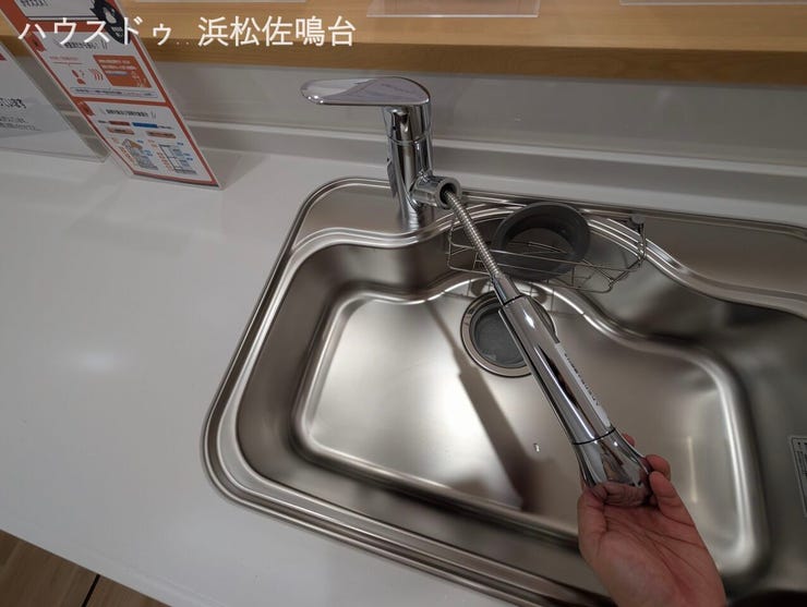 シャワー水栓を伸ばして、ぐるっと回せばシンクのお掃除がとても楽です。