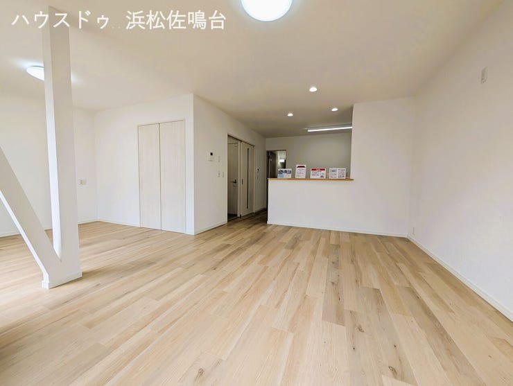 リビング別角度。南側からキッチンのある北側望む。