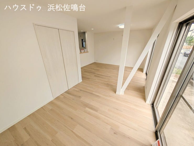 リビング別角度。リビング横の4.5帖のお部屋を繋げて、一体型にリフォーム。18.5帖のLDKに生まれ変わりました。