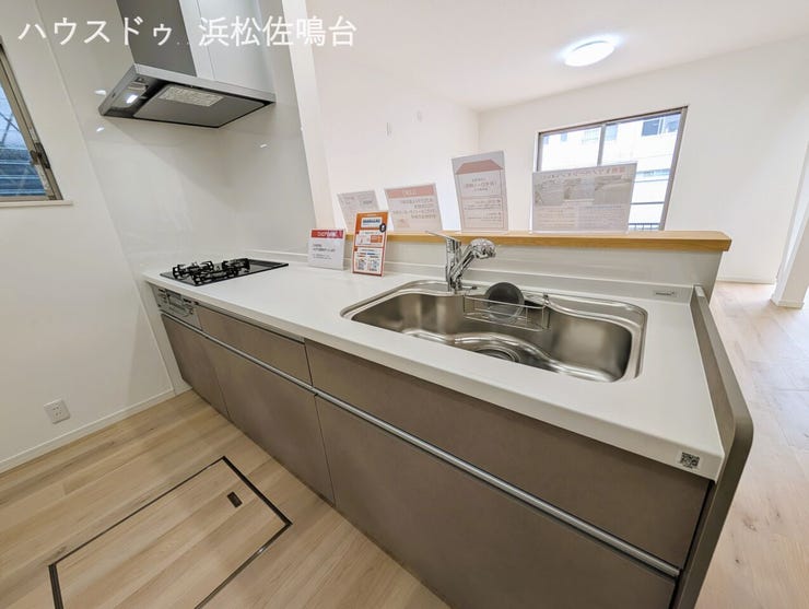 新品人工大理石システムガスキッチン!人工大理石の天板は傷つきにくく、長年きれいな美観を保ちます。