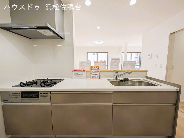 キッチン別角度。リビング全体が見渡せる対面式キッチン。ご家族の様子を見ながら料理できるので便利ですね!