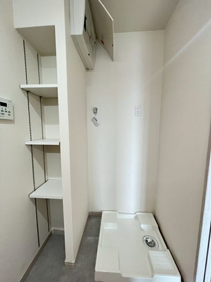 収納棚が備え付けられているのでタオルや洗剤などの収納に大活躍してくれますね♪