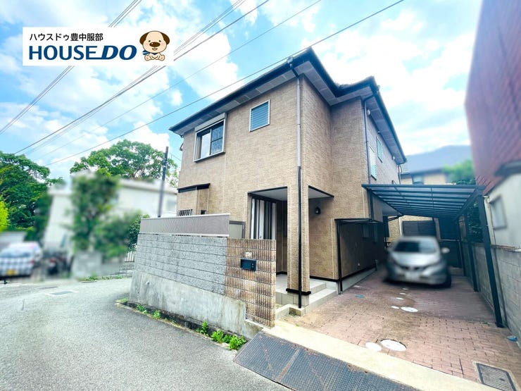 箕面の自然を感じる閑静な住宅街の角地!解放感ある立地です♪楽々2台駐車可能なカーポート付き!