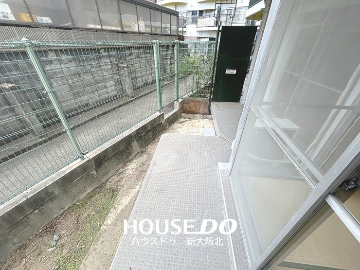 ■バルコニーと専用庭部分です!バルコニーとの間に塀がないため、縁側のような使い方もできそうですね!
■フェンス部分を勝手口のように使用することもできそうです!