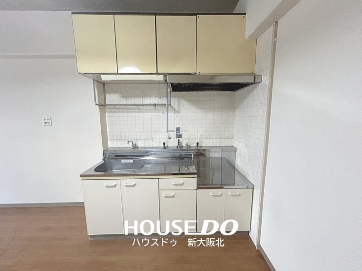 ■壁付きのキッチンは吊戸が作れるので空間を有効活用しつつ、収納を多く確保することができます!
■散らかりがちなキッチンツールもスッキリと収納できますね!