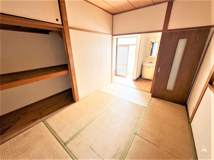 玄関からの光で明るい室内