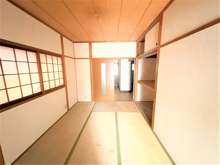 横の窓からも光がはいる居間
玄関からの採光は奥のキッチンまで照らしてくれます