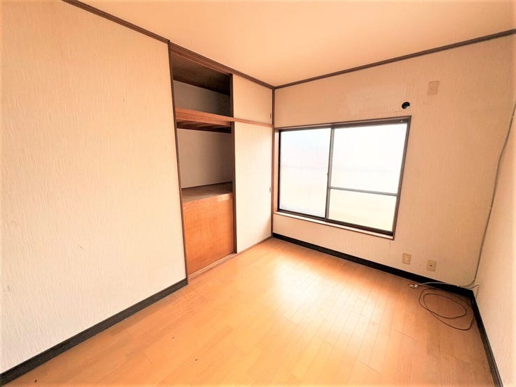 洋室は収納つきで広々としています
