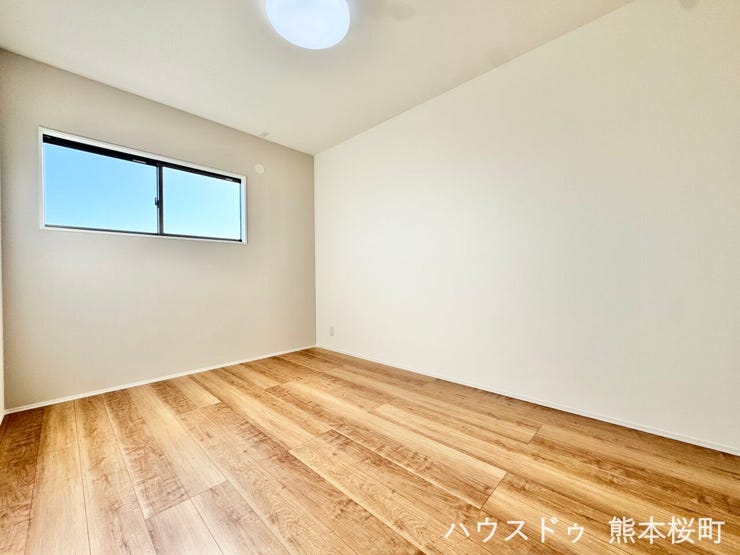 ■2階6帖洋室②■寝室、書斎、趣味の部屋。家族の成長やライフスタイルに合わせ、様々な使い方ができる快適な空間です。