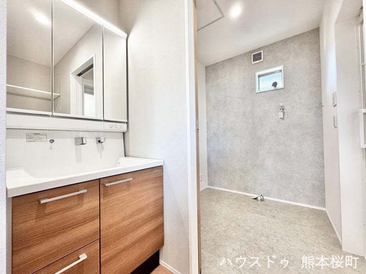 ■清々しいリフレッシュ空間■自分を磨き、気持ちを切り替える。心地よい光が差し込むプライベートスペース。