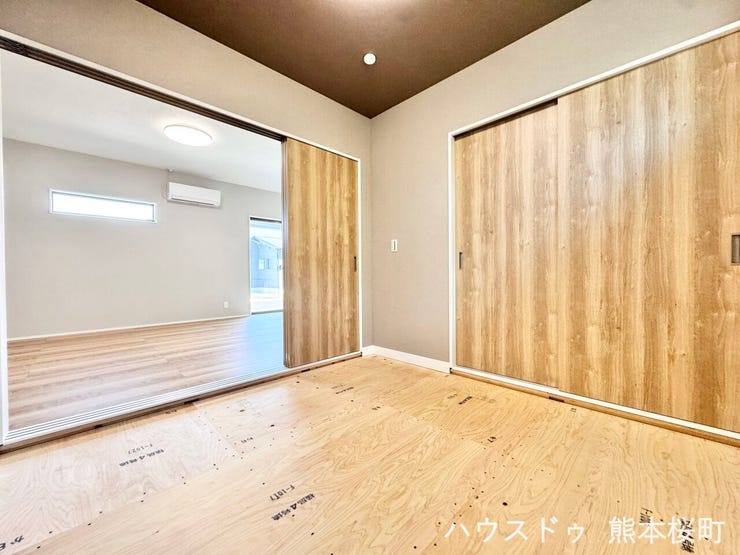 ■1階4.5帖和室■ゲストをもてなし、昼寝や家事にも使える、畳のぬくもりが心地よい多目的万能スペース。