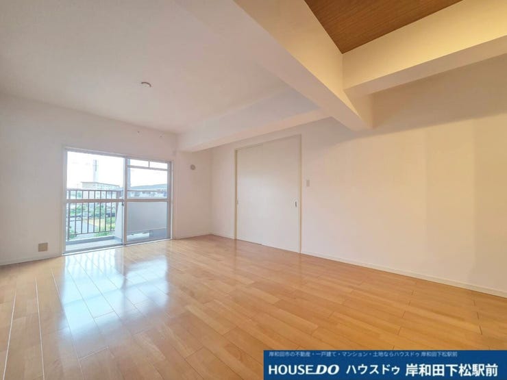 たっぷりの自然光が差し込む明るく開放的なリビングルームです!窓の外にはバルコニーが広がり、心地よい風と光を感じられます。家族団らんの時間をゆったりと快適に過ごせる魅力的な空間です!