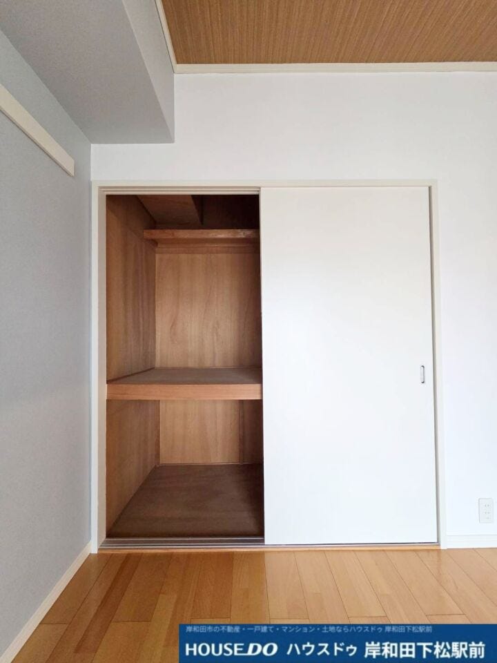 奥行きと高さがあり、たっぷりと荷物を収納できる便利な押入れタイプの収納スペースです!上下に分かれているためお布団や季節の家電などもすっきりと整理整頓できます。お部屋を広く綺麗に使えます!
