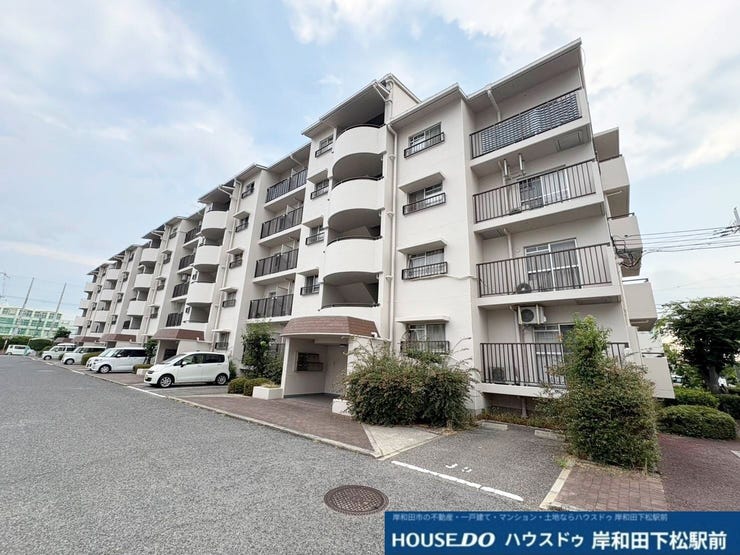 【外観】
青空に映える堂々とした佇まいのきれいな外観デザインです!落ち着いた色合いのマンションで、住まう方のステータスを高めてくれます。周囲の環境とも調和した、安心感のある心地よい住まいです!
