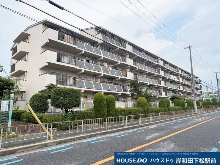 青空に映えるすっきりと落ち着いた佇まいの外観デザインです!前面道路も含めてゆとりがあり、開放感に満ちた心地よいロケーションが広がります。毎日の通勤や通学、お出かけもスムーズに行える便利な立地です!
