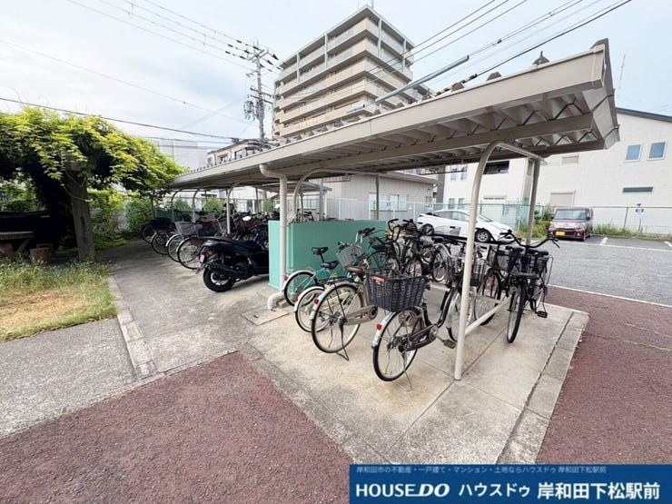 屋根付きで雨風から大切な自転車をしっかり守ってくれる便利な駐輪スペースです!整理整頓された使いやすい共用部分で、日々の通勤や通学、お買い物などアクティブな暮らしをしっかりとサポートします