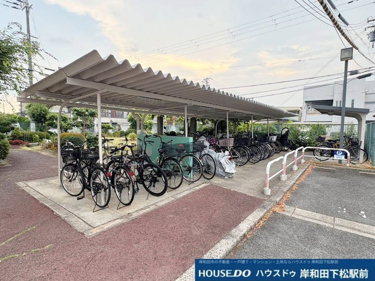 屋根付きで雨風から大切な自転車をしっかりと守ってくれる広々とした駐輪スペースです!整理整頓が行き届いた綺麗な共用部分で、日々の通勤や通学、お買い物などアクティブな暮らしを快適にサポートします!