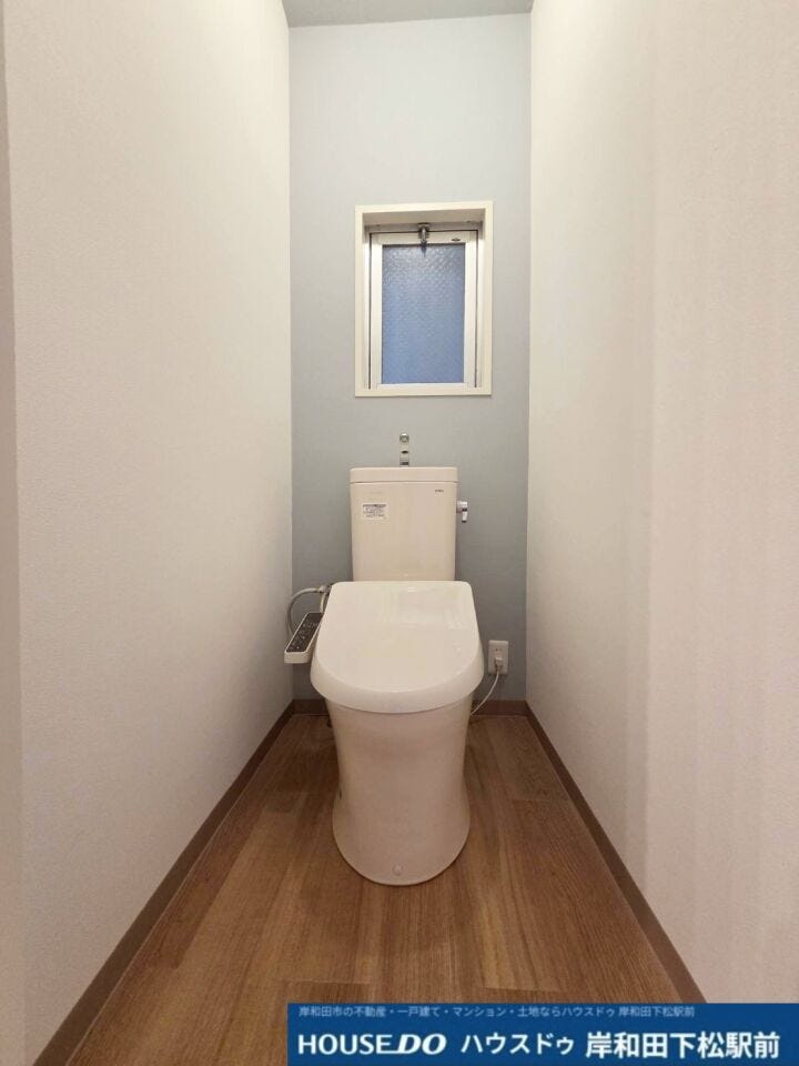 アクセントクロスが施された清潔感あふれるおしゃれなトイレ空間です!小窓が付いているため自然光が入り、明るく換気もしやすい快適な仕様です。毎日使う場所だからこそ、心地よさにこだわった設計です