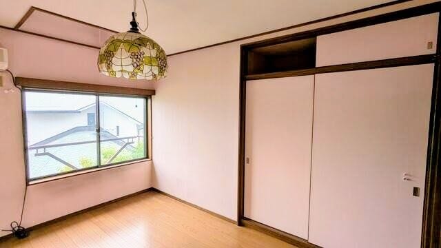 ●【壁一面の大容量クローゼット】2階 洋室
お部屋の壁面に広々とした収納スペースを確保!衣装持ちの方でもお部屋を広く使えます。