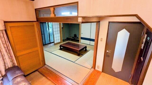 ●【落ち着きと趣のある和の空間】1階 和室(約8帖)
床の間を備えた本格的な和室。リビングや廊下からのアクセスも良く、客間やお祝いの席にもぴったりです。