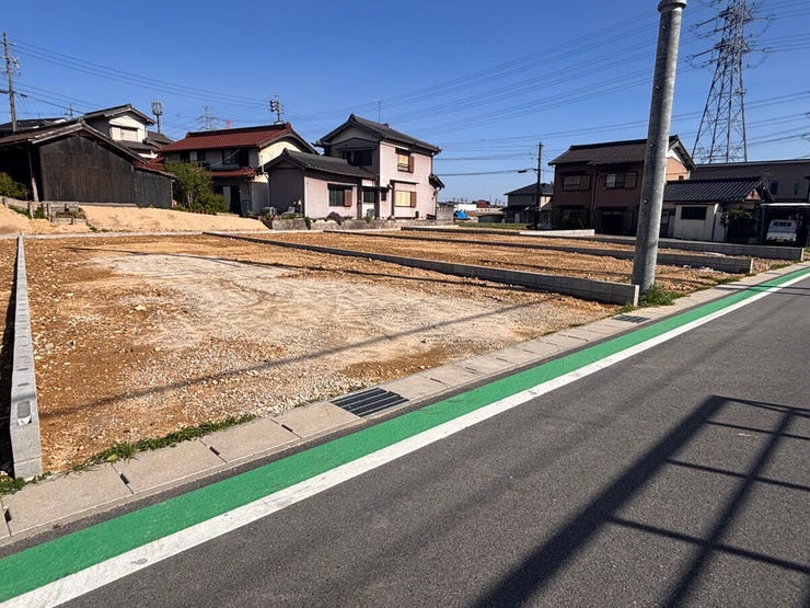 約91.6坪のゆとりある大敷地
平屋建てや二世帯住宅、開放的な広々リビングなど、希望のプランを妥協せず叶えられる広さです。