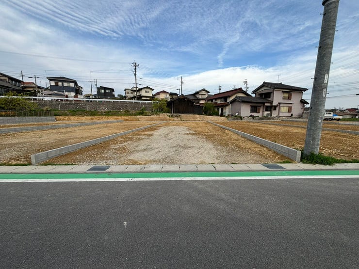由設計が映える整った形状
間口約12.25m・奥行約24m超のキレイな四角形。デッドスペースがなく、建物・お庭・駐車場のレイアウトが自由自在です。