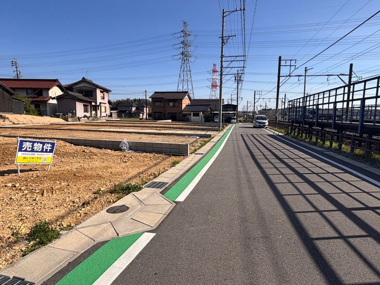 前面道路6.0mで運転・駐車がラクラク
道路幅にゆとりがあるため、車同士のすれ違いやバックでの庫入れもストレスなく行えます。
