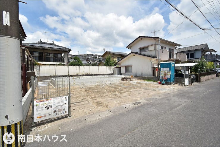 田上台３丁目 新築戸建 【外観】令和8年8月6日　撮影
道路との接道幅が約13ｍと広く並列駐車5台分確保できます♪