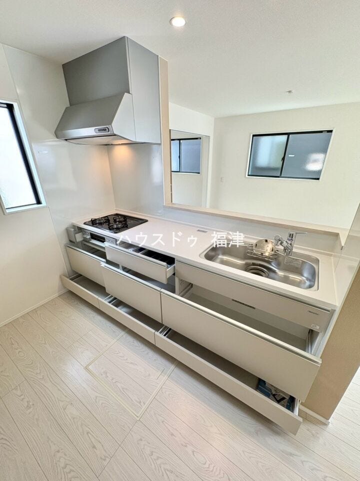 調理器具や調味料などがすっぽり収まり、
出し入れも簡単なスライドタイプ♪
《福津市花見の里3丁目 新築戸建》
