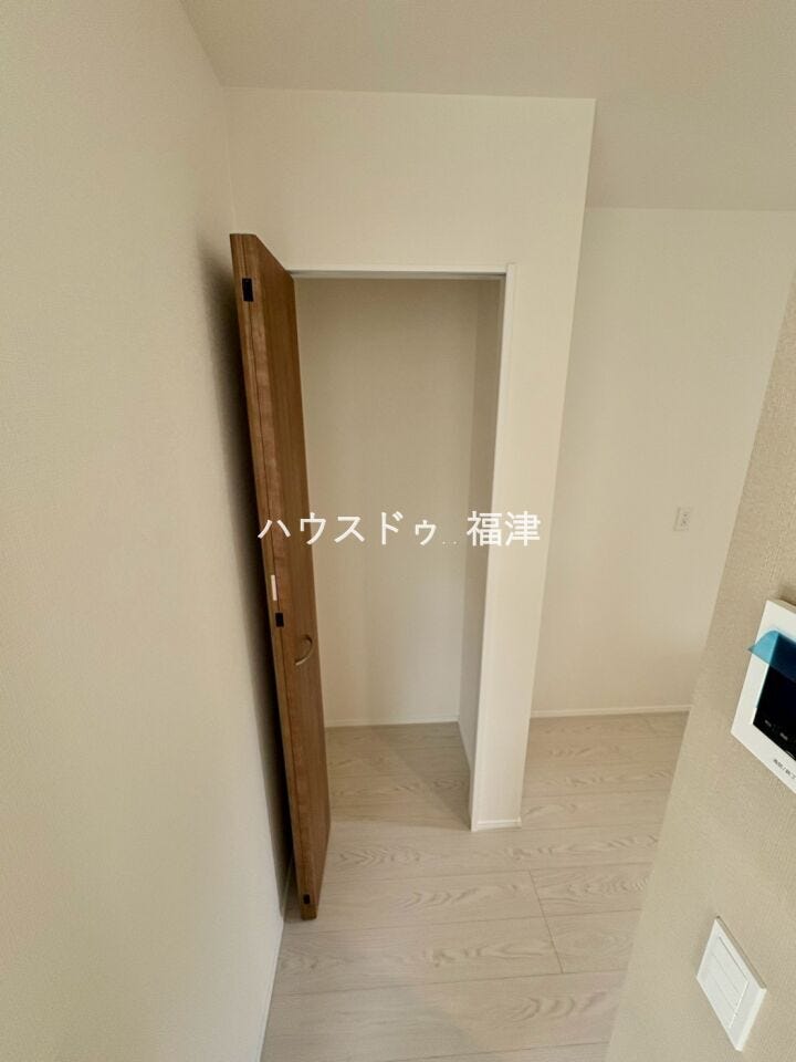 調理家電やお皿など、乱雑になりがちなキッチンを
すっきりまとめてくれるパントリー付き!
キッチンを広々と使うことができます。
《福津市花見の里3丁目 新築戸建》