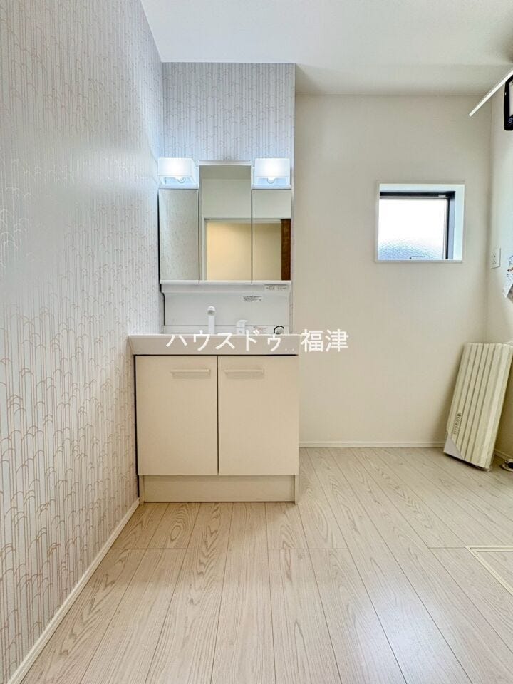 お手入れしやすく使いやすい3面鏡付きの洗面台。
収納スペースも広く、洗剤や掃除道具をたっぷりと収納できます。
《福津市花見の里3丁目 新築戸建》