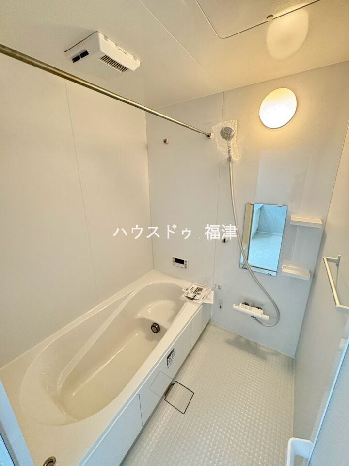 ゆとりのある浴室。足を伸ばしてご入浴いただけます。
1日の疲れを存分と癒してください。
《福津市花見の里3丁目 新築戸建》