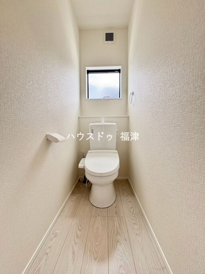 キズが付きにくく、汚れの付着を軽減、菌の繁殖を抑える
ハイパーキラミック仕様♪
暖房便座で、冬場も暖かいです♪
《福津市花見の里3丁目 新築戸建》