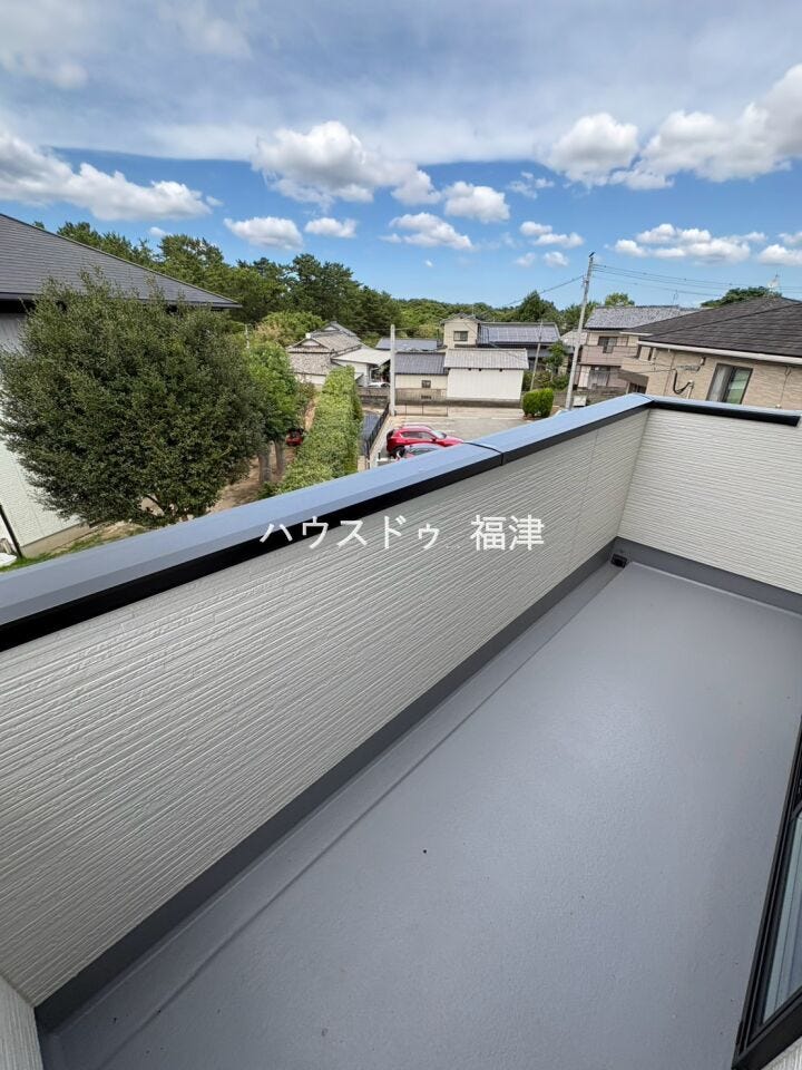 約5.2帖の洋室からアクセスできるバルコニーです♪
2か所にあるため、洗濯物が多いご家族様も安心ですね。
《福津市花見の里3丁目 新築戸建》
