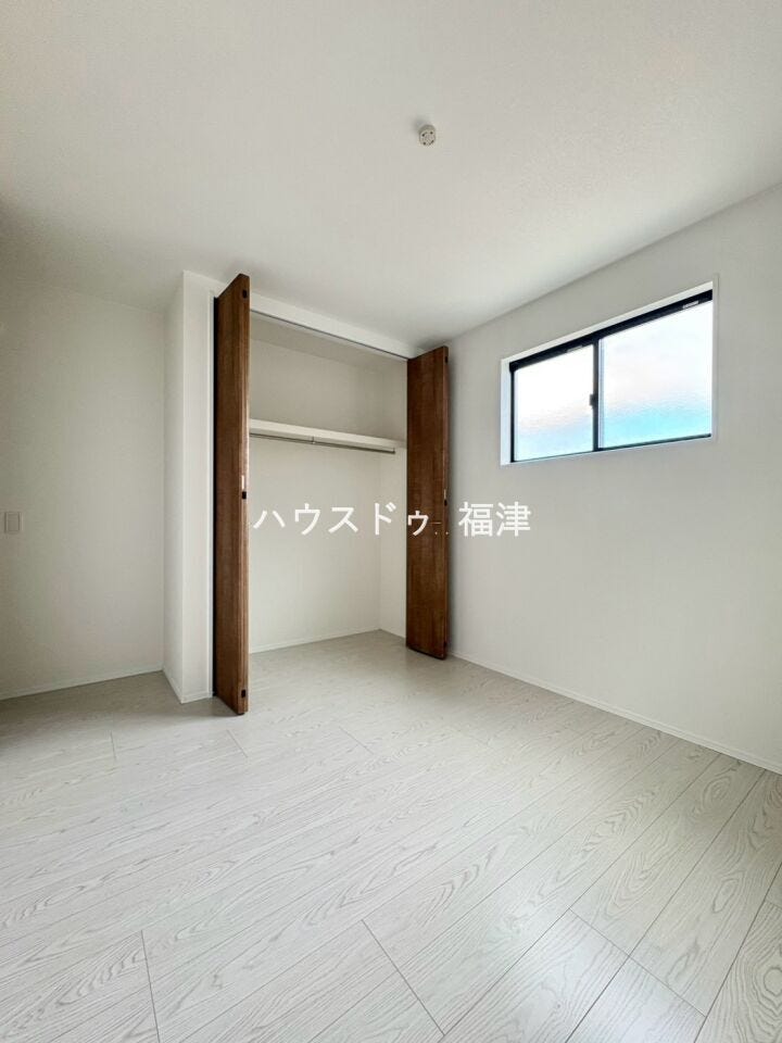 約5.7帖の洋室です♪
全居室収納付き!お部屋が綺麗に保てます。
《福津市花見の里3丁目 新築戸建》