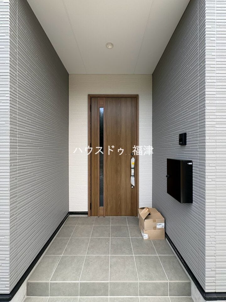 壁付きの玄関ポーチです♪雨風をしのぎ、ゆっくり施錠できます♪
《福津市花見の里3丁目 新築戸建》