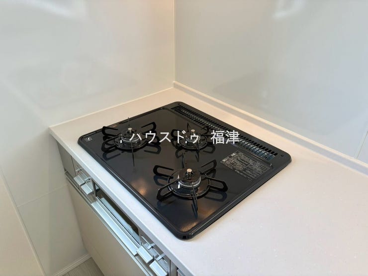 三口コンロでお料理の幅が広がります♪
焼く・蒸す・煮るを同時に出来るため、家事の時短にも繋がります^^
《福津市花見の里3丁目 新築戸建》
